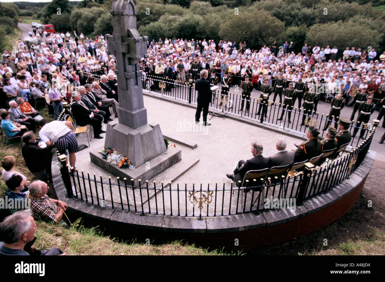 Irischer Politiker am 75. Jahrestag Gedenken an Michael Collins Tod an der Stelle, wo er in einem Hinterhalt erschossen wurde Stockfoto Irischer Politiker am 75. Jahrestag Gedenken an Michael Collins Tod an der Stelle, wo er in einem Hinterhalt erschossen wurde Stockfoto