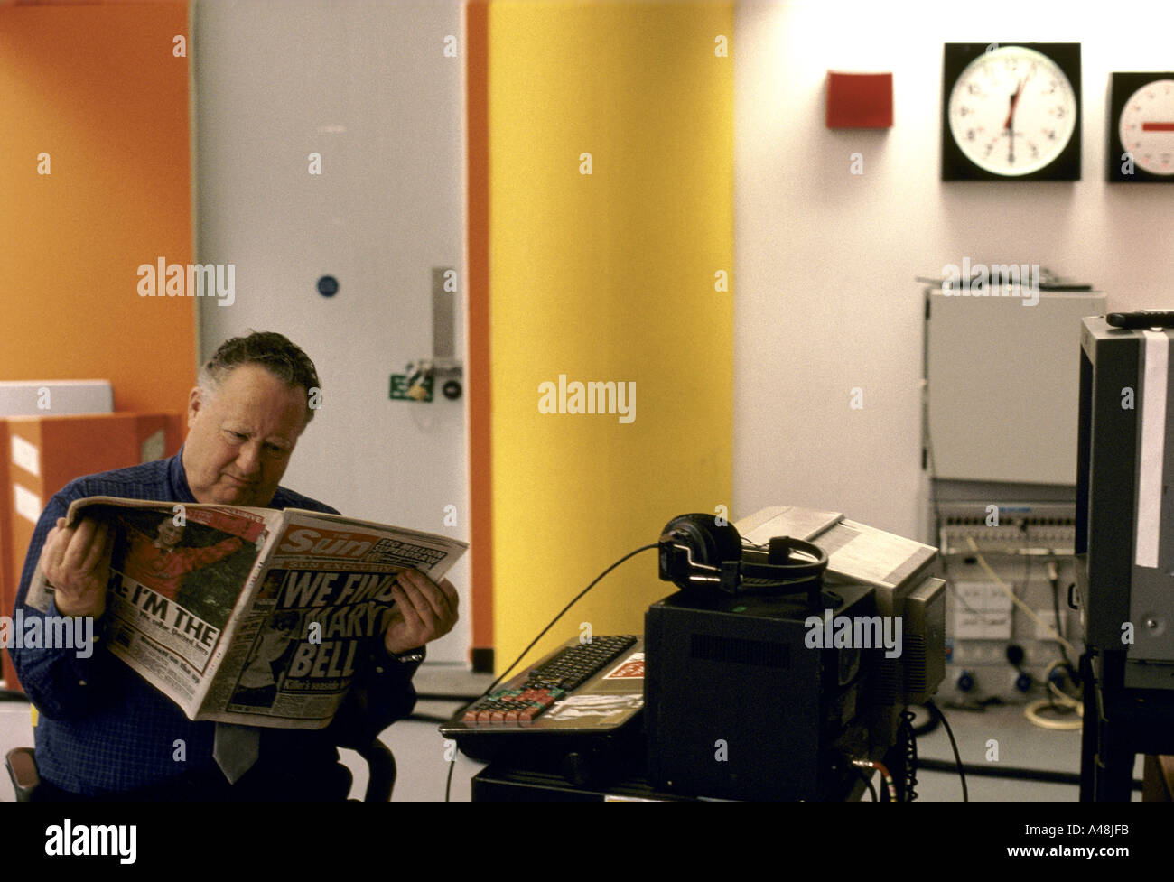 Mary Bell Media Kontroverse Kanal 5 tv Nachrichten Studios Kameramann liest, dass die Sonne-Papier, das offenbart Verbleib 1998 Glocken Stockfoto