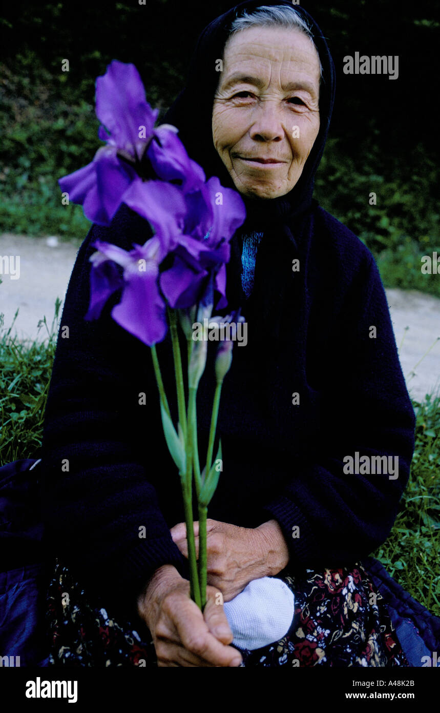 Siebenbürgen Rumänien Seniorin, die Iris Blume 1998 Stockfoto