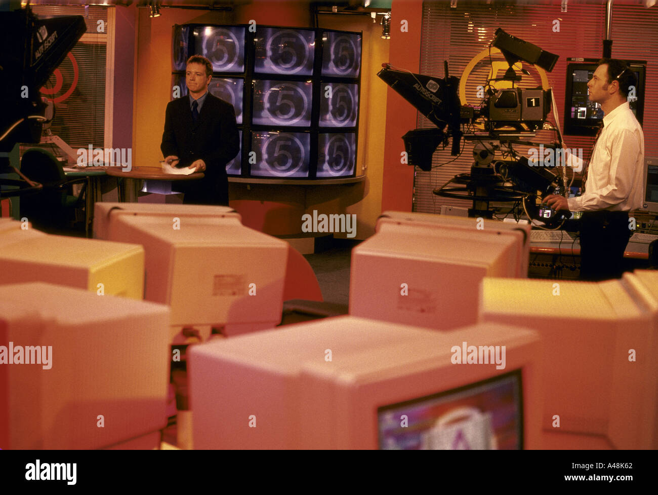 Newsreader gefilmt von Kameramann im Kanal 5 Newsroom TV-studio Stockfoto