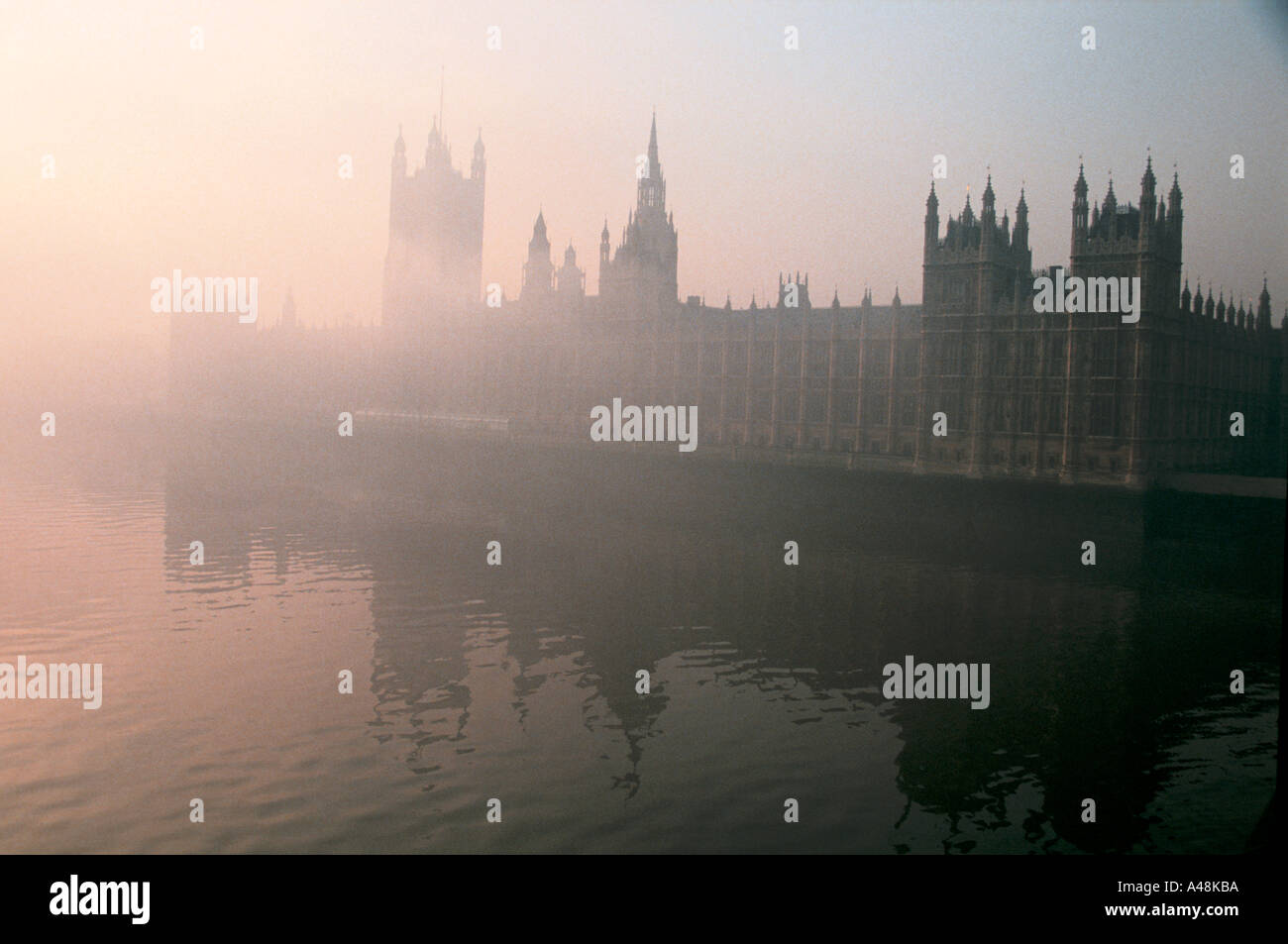 Die Häuser des Parlaments London gesehen durch Nebel über der Themse Stockfoto