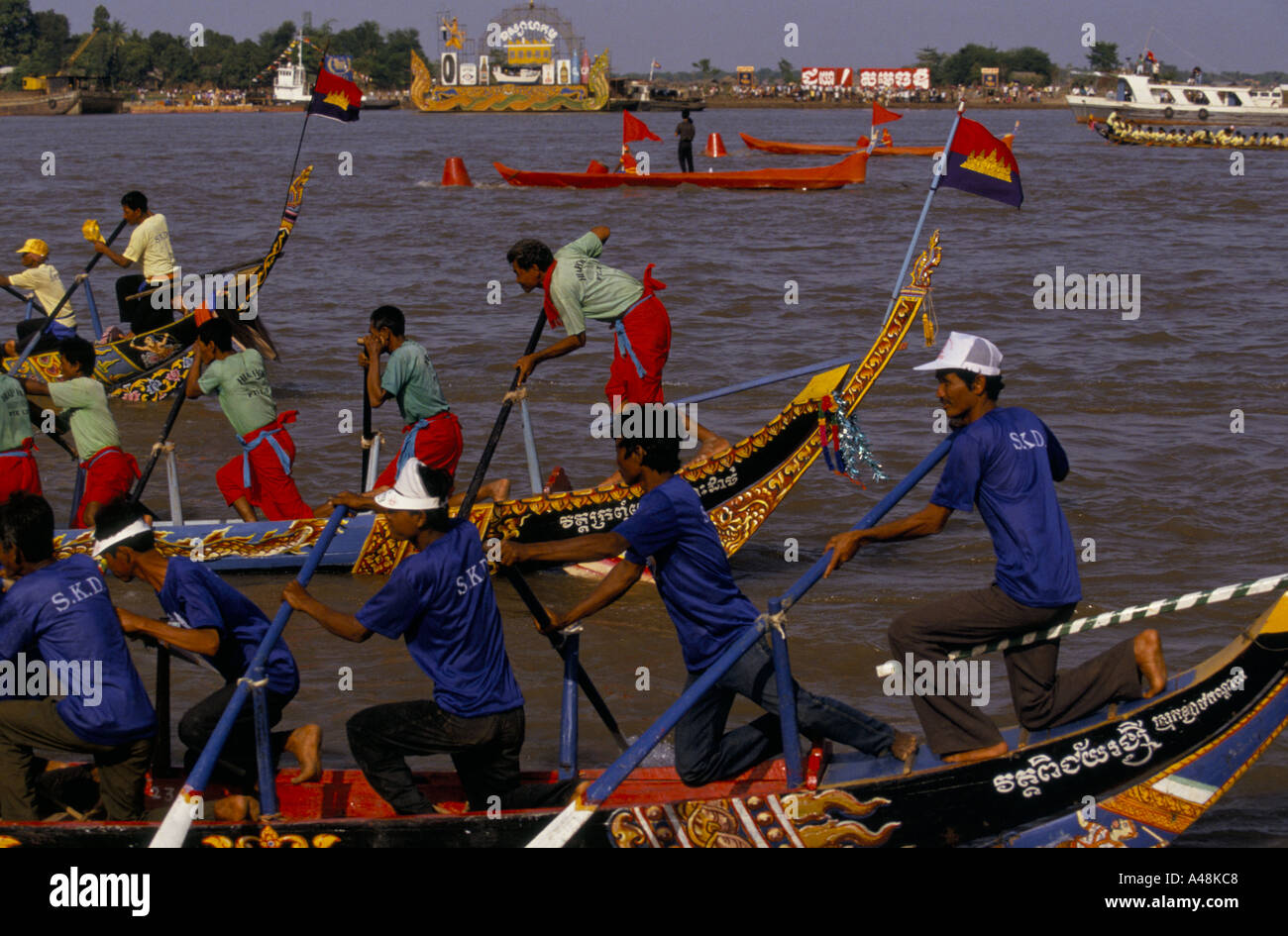 Drachenboote racing auf die Tonne le Sap Phnom Penh Kambodscha Stockfoto