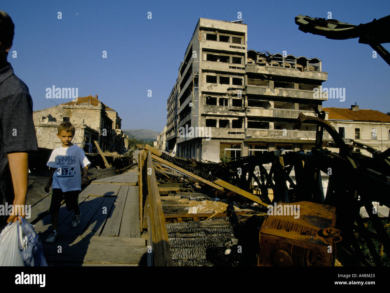 nach 1994 begann UN Waffenstillstand Zivilisten zwischen Ost und West-Mostar auf Pontonbrücken gebaut von den Vereinten Nationen zu überwinden. Stockfoto