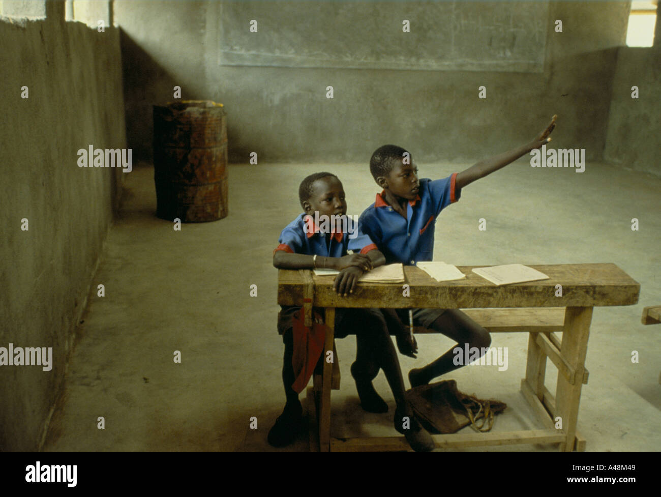 Zwei Masai jungen in einem leeren Klassenzimmer Magadi Kenia Stockfoto