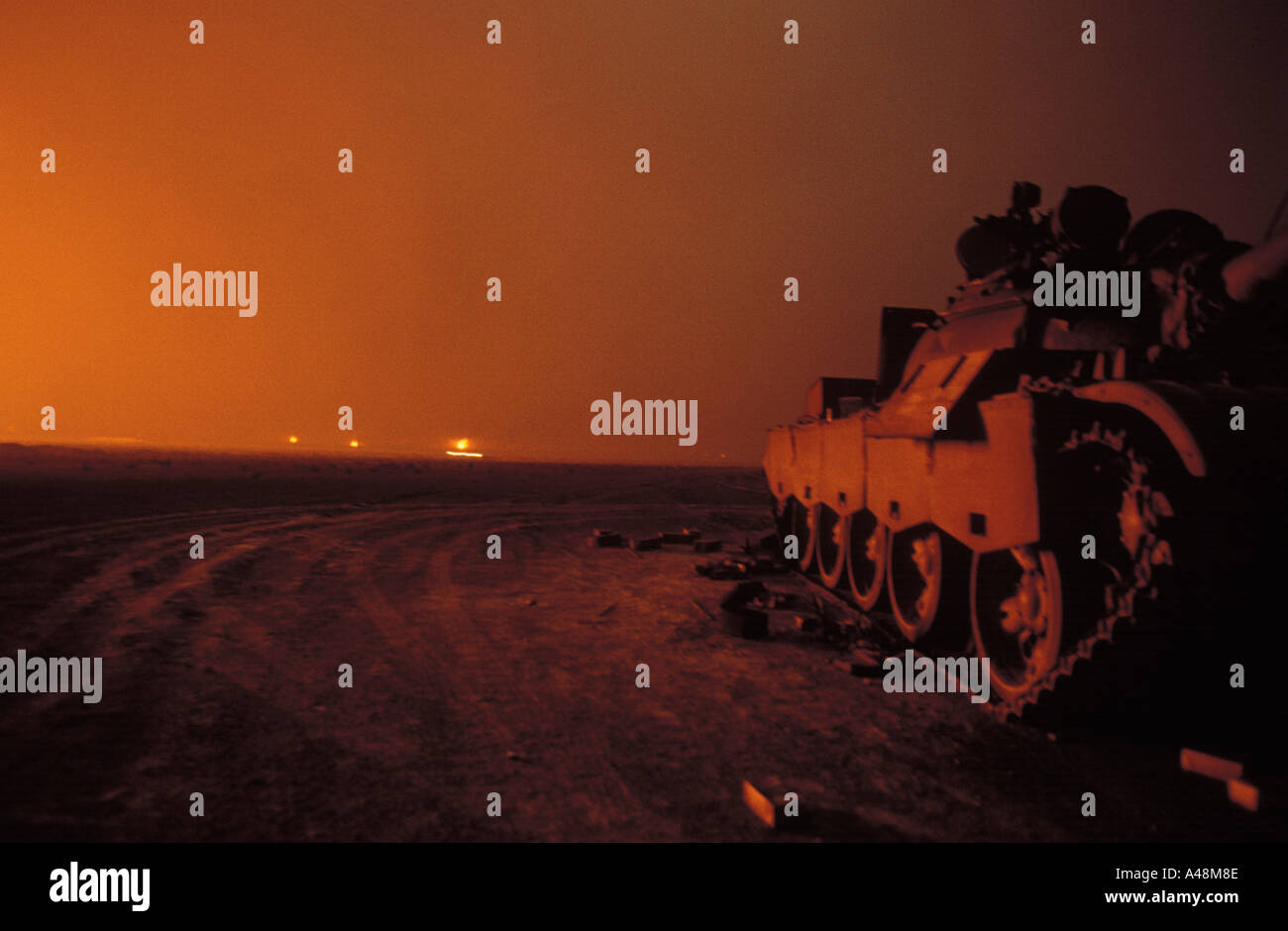 Öl-Feuer in der Nähe von der Grenze zum Irak im Krieg zerrissenen Kuwait 1991 Stockfoto
