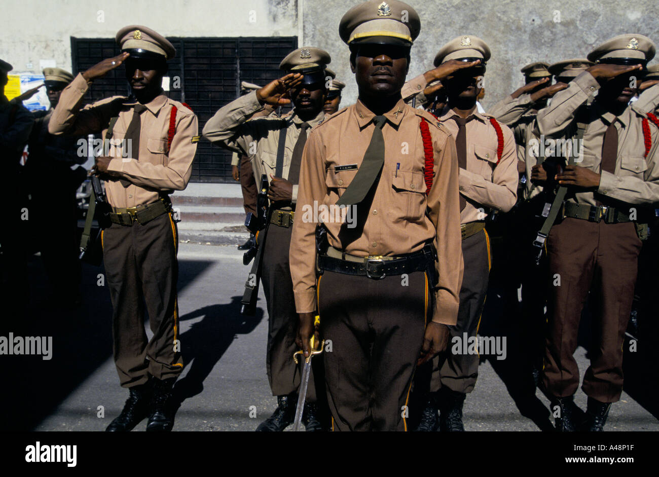 Soldaten marschieren bei der Beerdigung ein Kommandierender Offizier .haiti Port au Prince 1993 Stockfoto