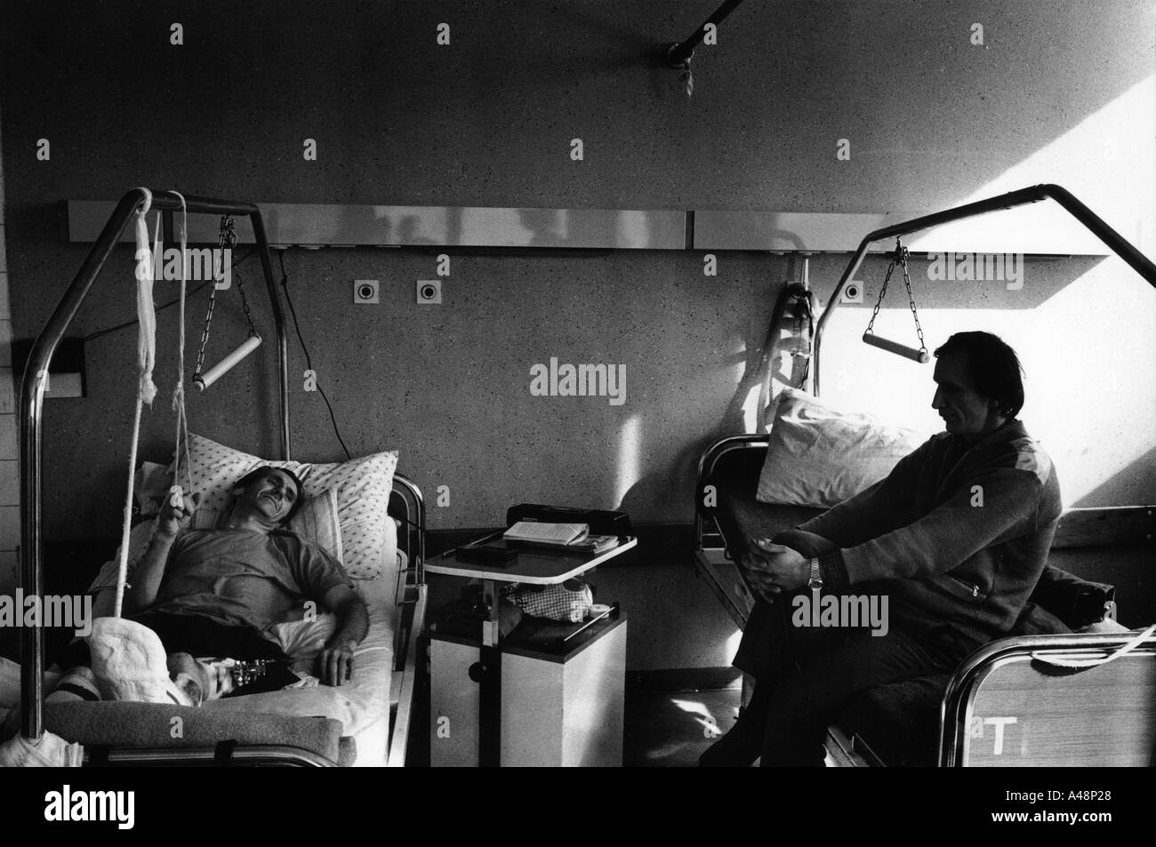 Ein Mann besucht seinen engen Freund, dem Markt Massaker schwer verwundet wurde. Kosovo-Krankenhaus Sarajevo. Februar 1994 Stockfoto