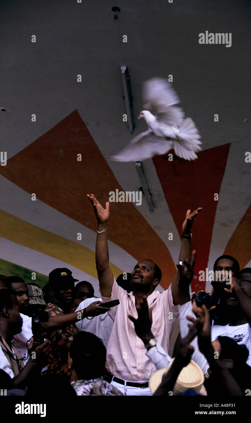 Duvalierist Politiker Freigabe weiße Tauben bei einem Anti Aristide Demonstration. Haiti. Stockfoto