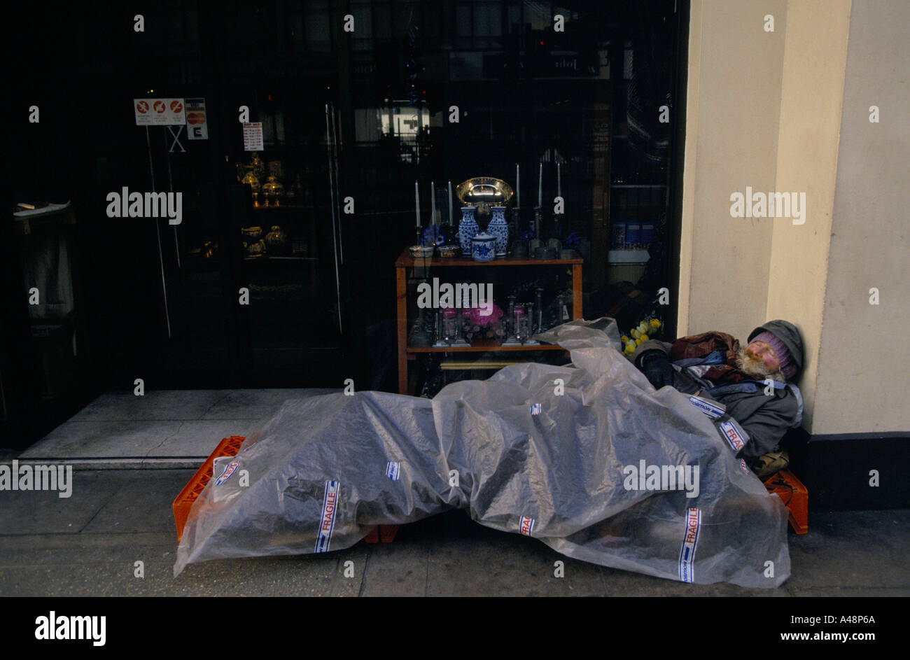 Obdachlosen Mann der Straße in einem Hauseingang auf der Londoner Strang Stockfoto