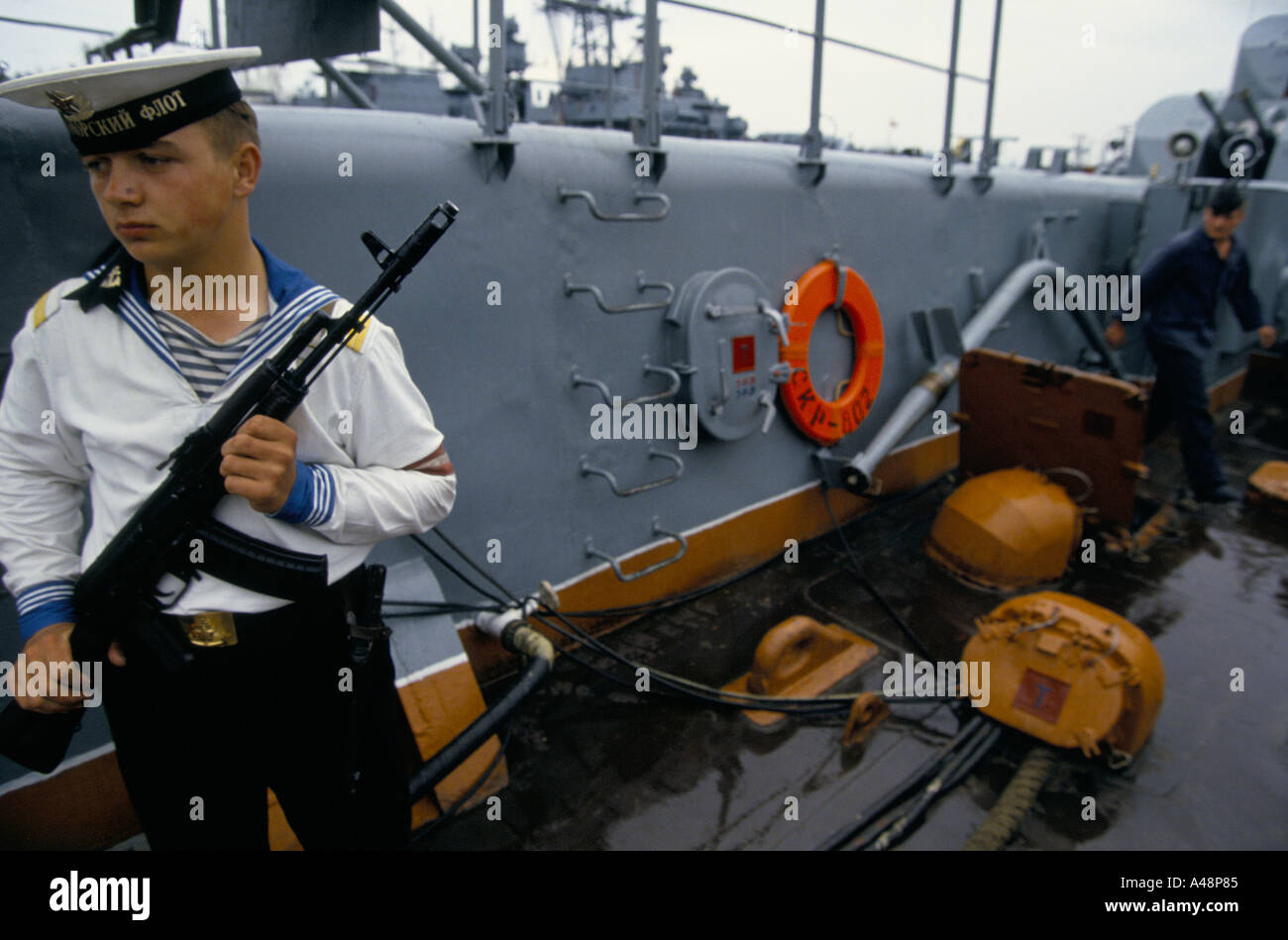 Russischer Seemann auf Sentry Uhr auf seinem Schiff in Sebastopol Werft Schwarzmeer Krim ukraine Stockfoto