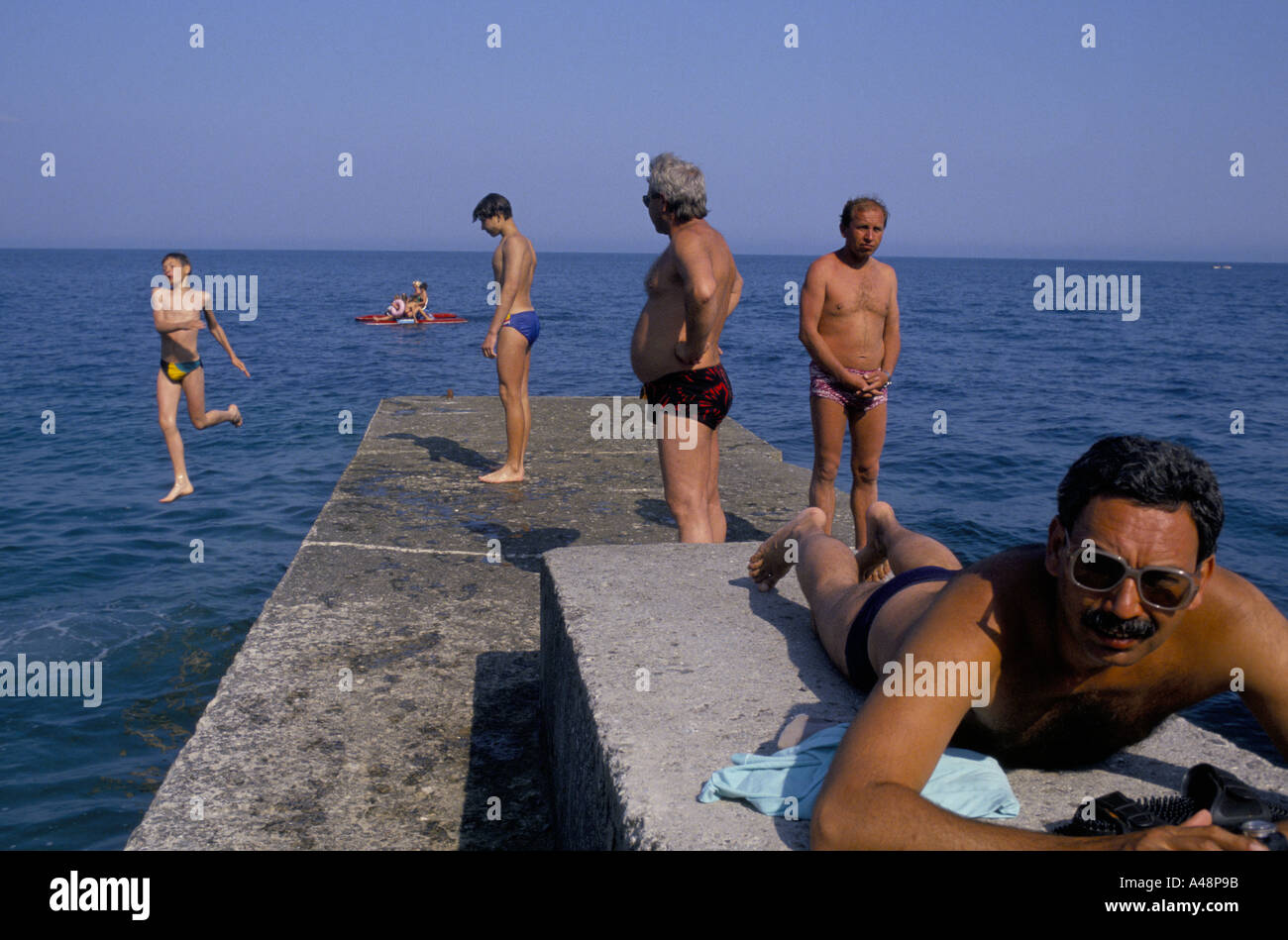 Urlauber auf Yalta Sonnenbaden am Strand Krim ukraine Stockfoto