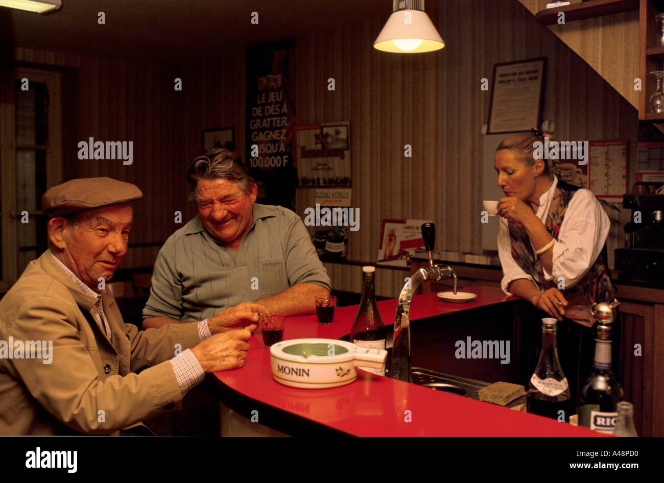 Männer-Spielkarten in einer Cafébar. Villerau. Frankreich Stockfoto