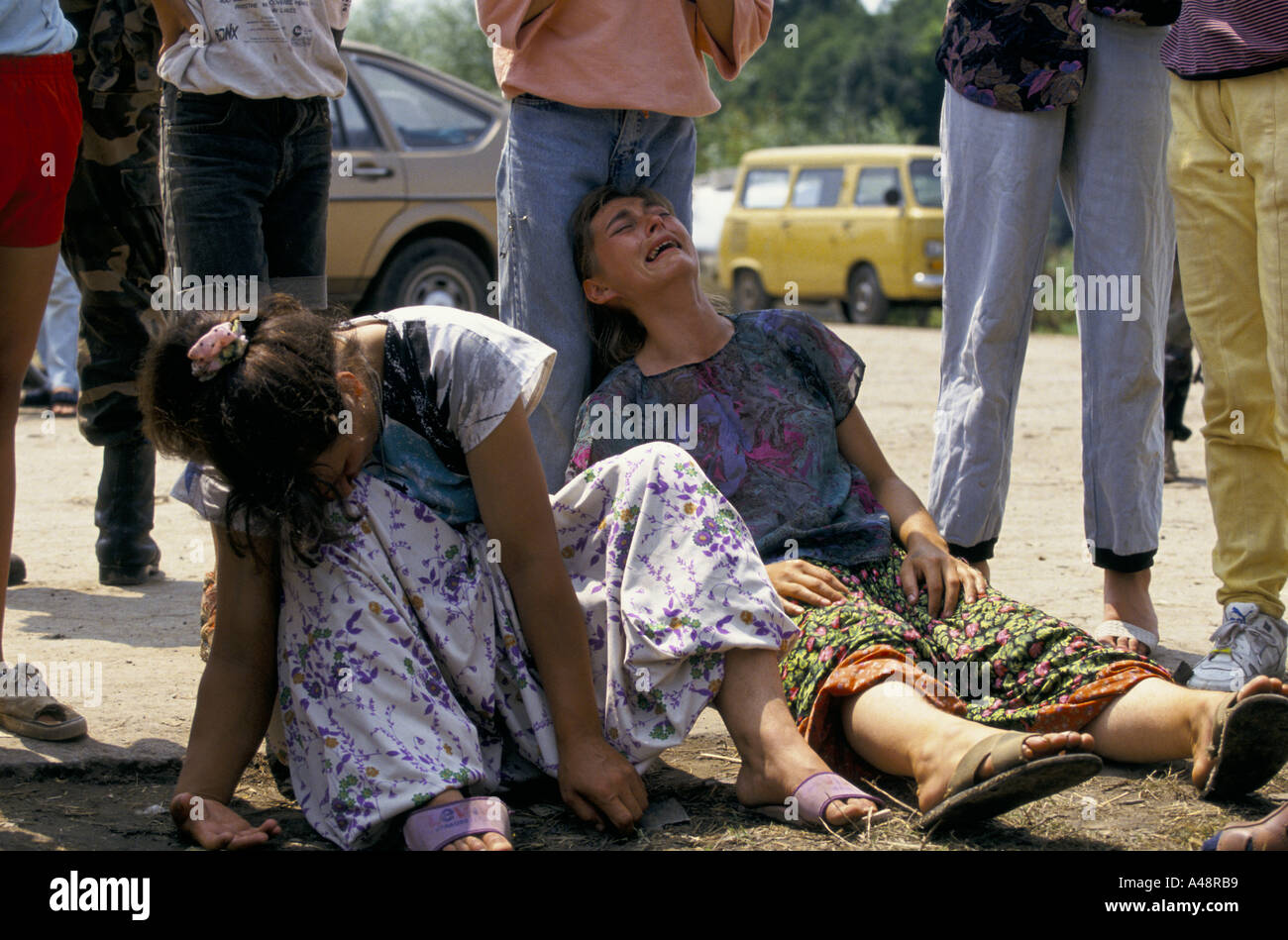 Frauen Flüchtlinge aus Srebrenica Kollaps in Trauer zu erlernen, die ihre Ehemänner oder geliebte Menschen sind tot. Tuzla Juli 1995 Stockfoto