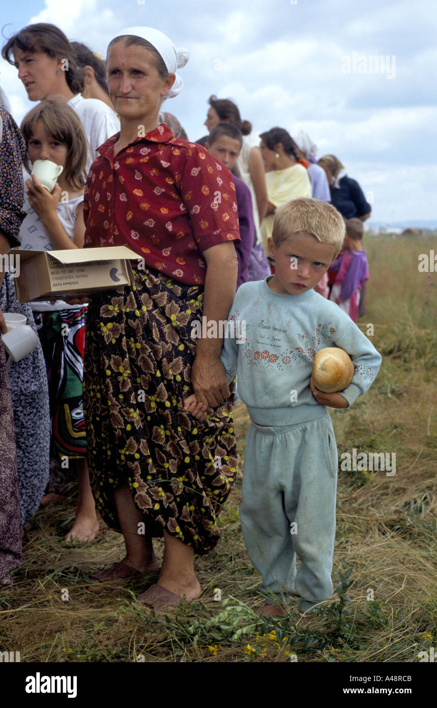 Flüchtlinge aus Srebrenica im Juli 1995 Tuzla Schlangestehen für Lebensmittel an UN airbase Stockfoto