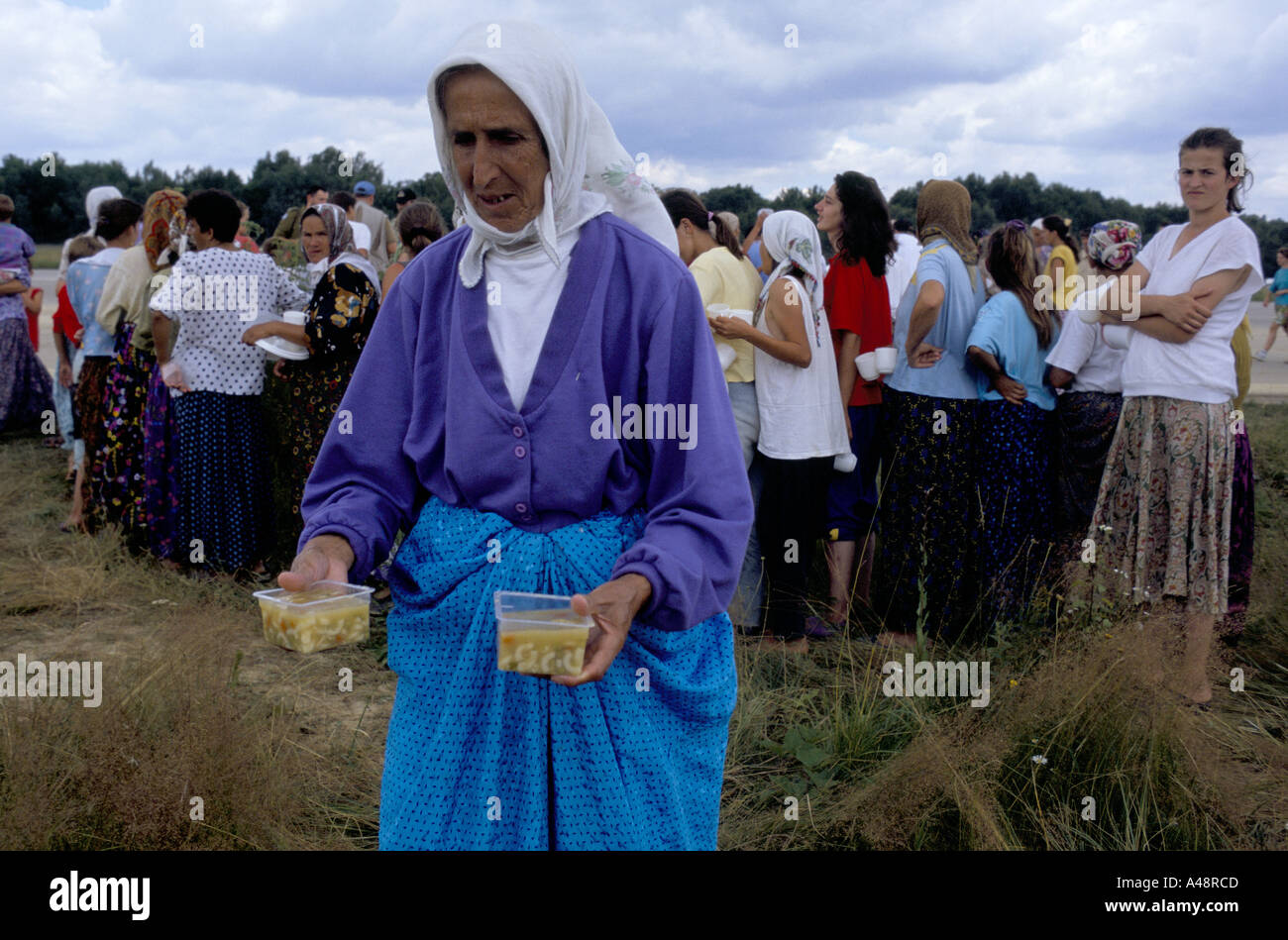 Flüchtlinge aus Srebrenica im Juli 1995 Tuzla Schlangestehen für Lebensmittel an UN airbase Stockfoto
