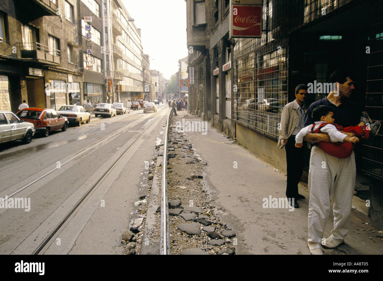 Sarajevo Juli 1994 Straßenszene mit Mann mit Baby Boy in seine Arme Stockfoto