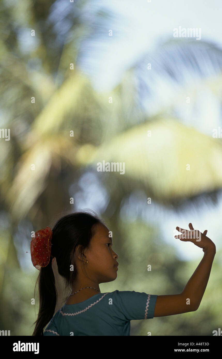 Ein Mädchen üben ihre Routine der kambodschanischen Royal Ballet School Phnom penh Stockfoto