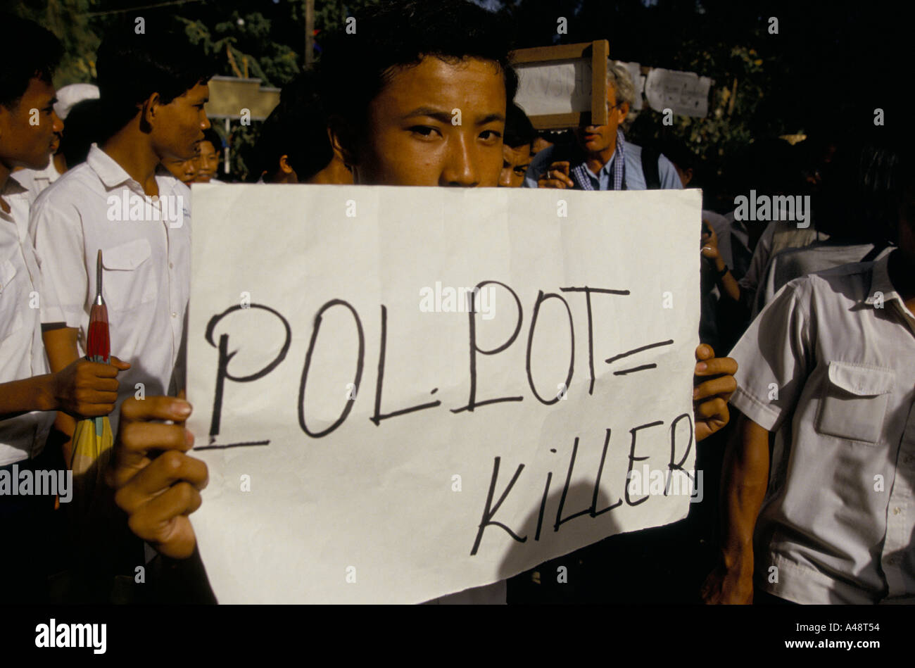 Kambodscha Mann Betrieb Plakat mit Slogan Polpot Killer bei anti-Khmer rouge Demonstration Phnom penh Stockfoto