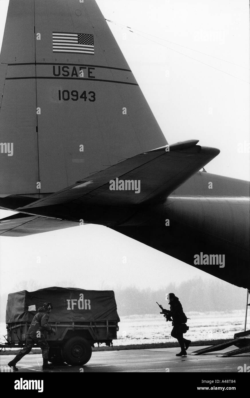 ein amerikanisches C130 Transportflugzeug kommt in Tuzla Flughafen Bosnien e e k e c pe Stockfoto
