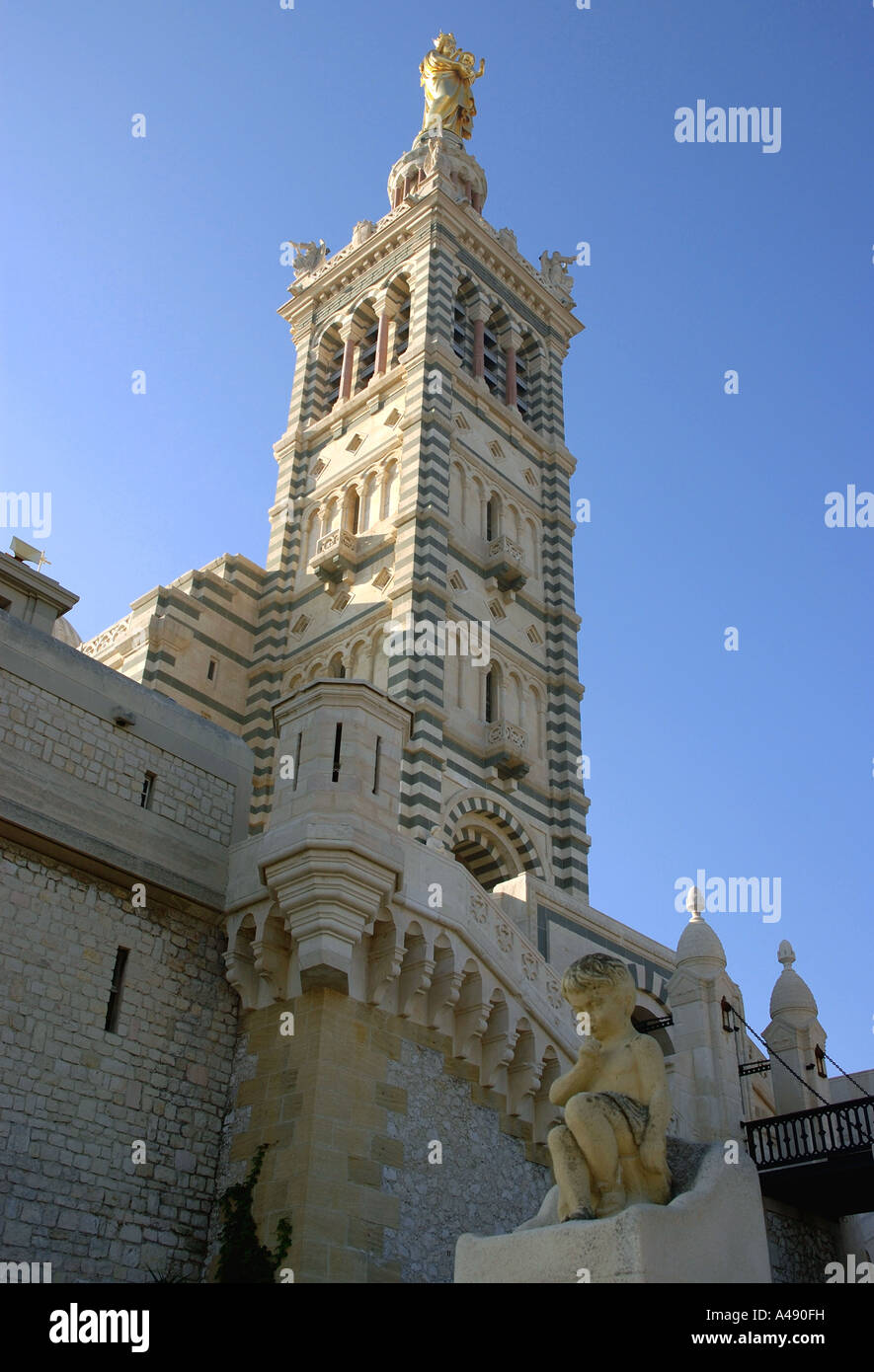 Blick auf die Basilika Notre Dame De La Garde Marseille Provence Frankreich Südeuropa Stockfoto