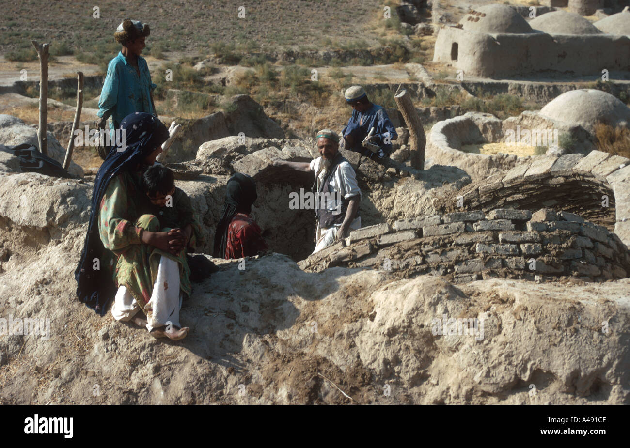 Familie Uhren bauen Vaterhaus mit selbst tragende Dach aus Lehmziegeln Qual I Naw Afghanistan Stockfoto