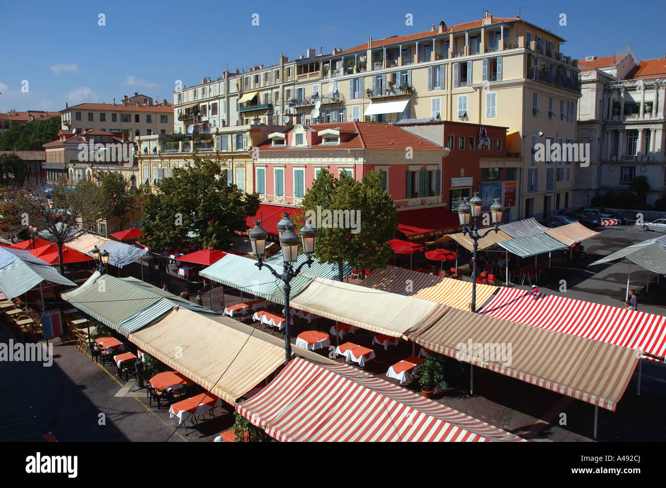 Panoramablick auf bunten Cours Saleya Marché Aux Fleurs Vieux alt Nizza Côte d ' Azur Cote D Azur Frankreich Südeuropa Stockfoto