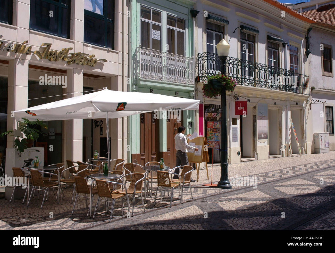 Balkon mit Blick auf prachtvolle Architektur Straße Neustadt Zentrum Aveiro Iberia iberischen Halbinsel Nord Portugal Nordeuropa Stockfoto