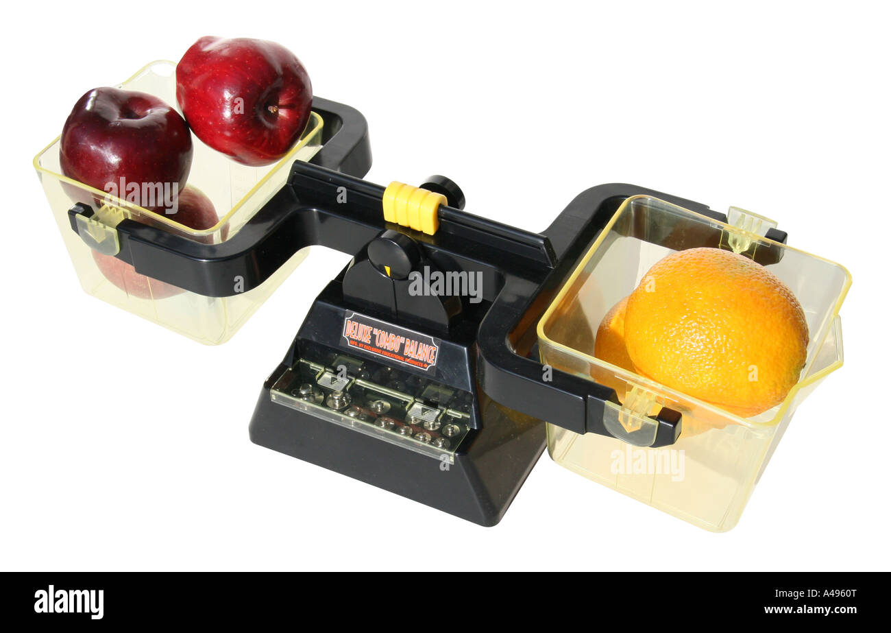 Balanciert mit Äpfel und Orangen. Dieses Bild hat einen Beschneidungspfad. Stockfoto