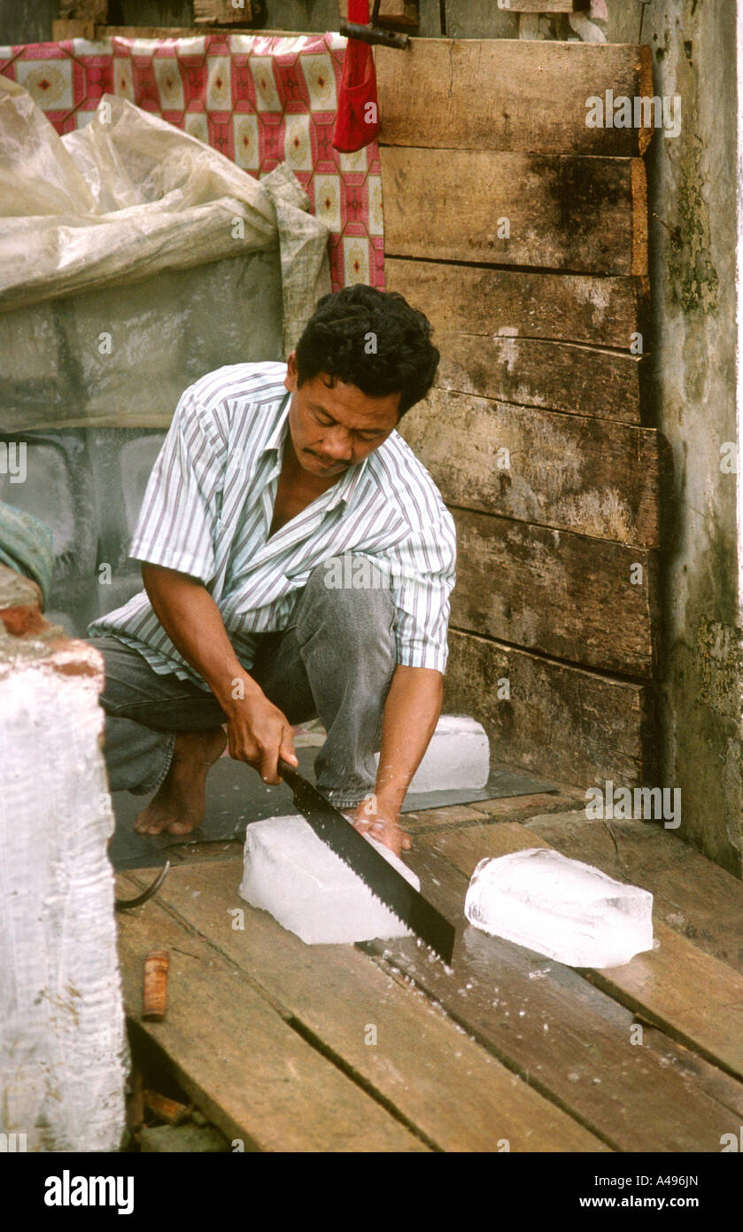 Indonesien Java Kalipucang Mann Eis Sägen Stockfoto