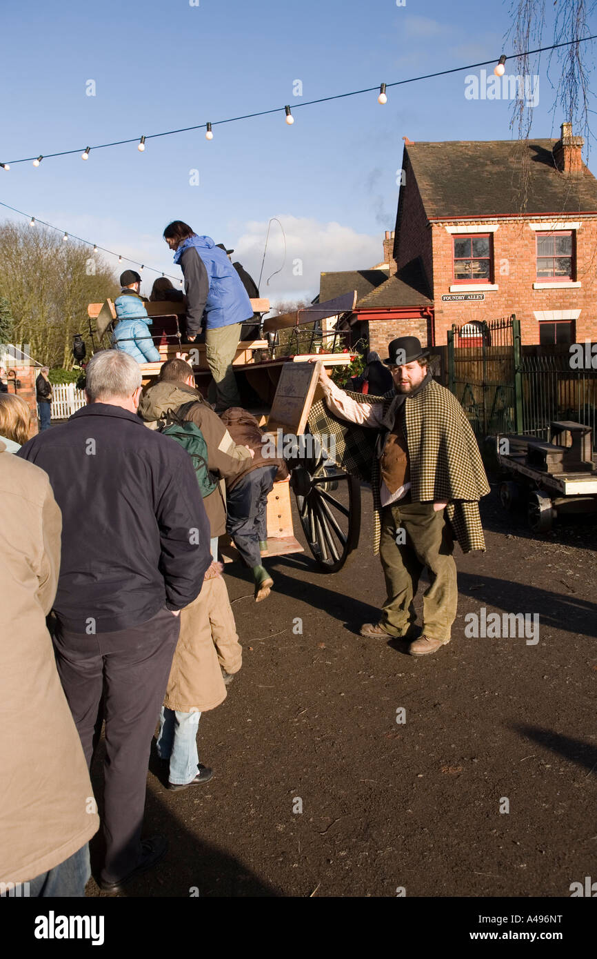 UK Shropshire Ironbridge Blists Hill viktorianischen Stadt High Street boarding Weihnachten Pony und trap Stockfoto