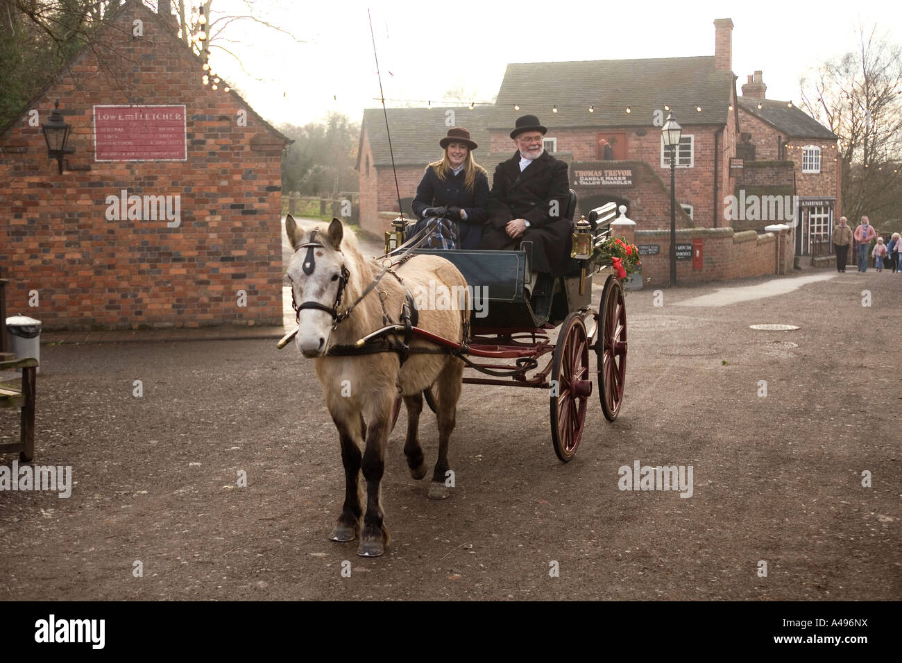 UK Shropshire Ironbridge Blists Hill viktorianischen Stadt Pony und fahren durch das Dorf trap Stockfoto