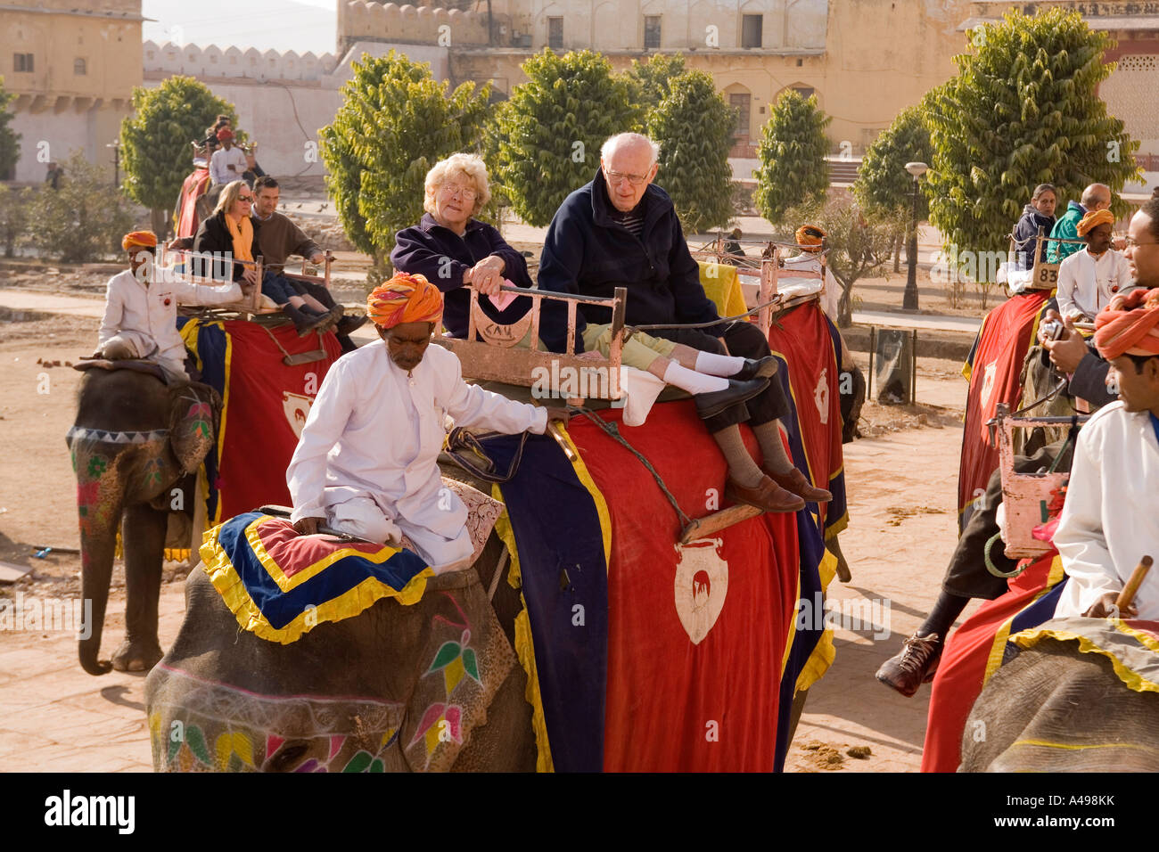 Indien Rajasthan Amber Fort Elefanten transportieren ältere Touristen Stockfoto