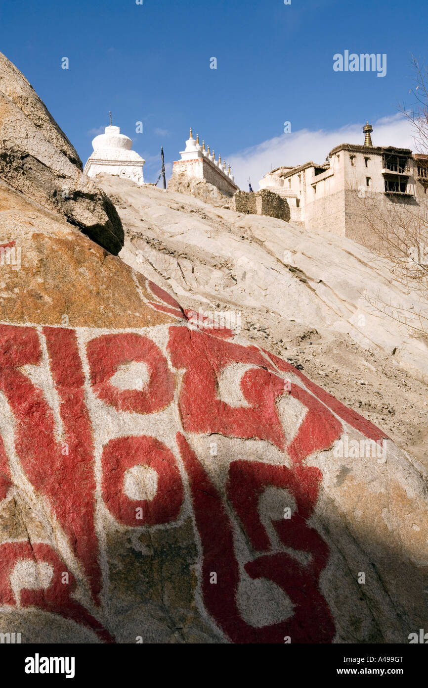 Indien Ladakh Leh Tal Shey tibetischen religiösen Skript auf Felsen unterhalb der Linie aus alten Chörten gemalt Stockfoto