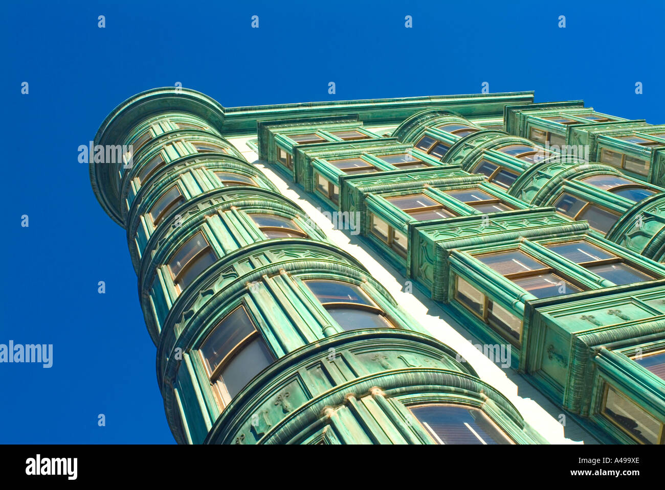 Alte grüne Gebäude in San Francisco bekannt als Columbus Tower oxidiert  Kupfer produziert die grüne Farbe Stockfotografie - Alamy