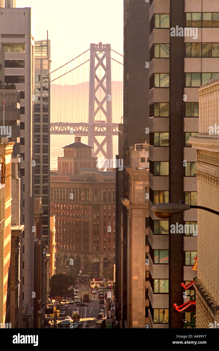 Hohe Straße Winkel Stadtansicht von Oakland Bay Bridge vom Hügel in San Francisco Kalifornien, USA Stockfoto