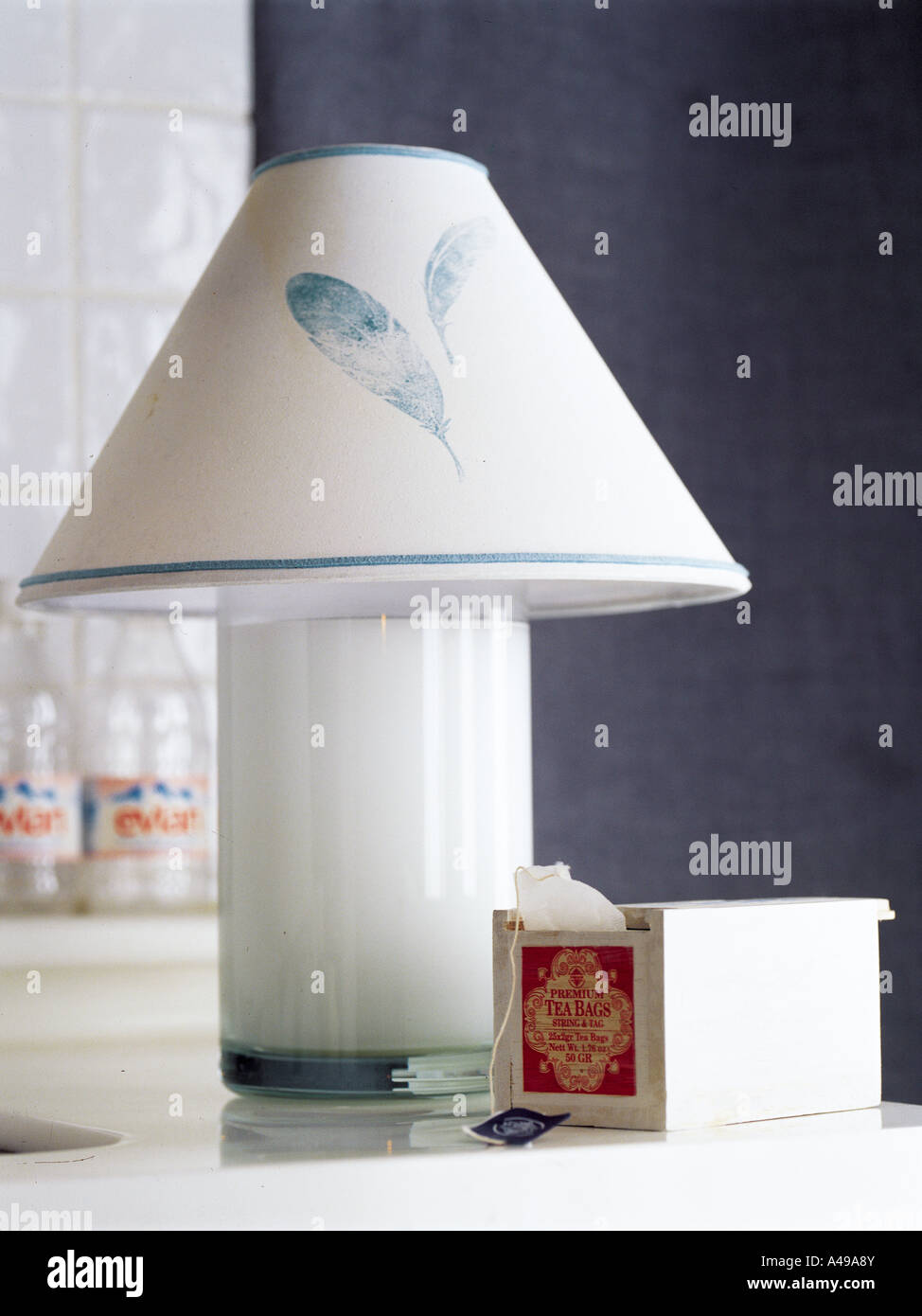 Nahaufnahme einer Lampe mit einem Feld von Teebeuteln Stockfoto