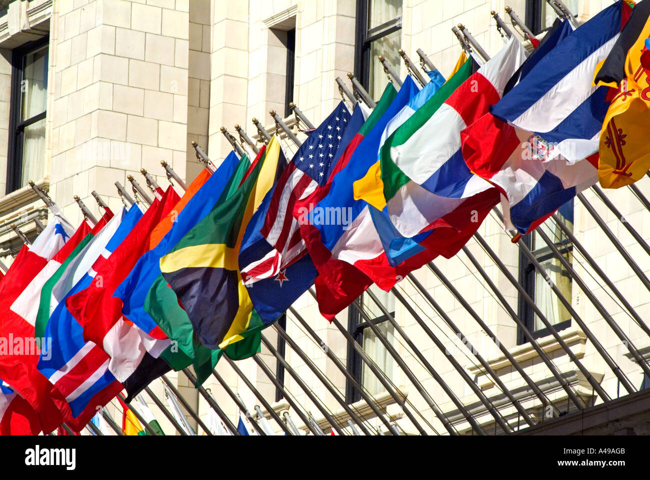 Bunte Grafik internationale Fahnen für viele Länder geflogen am Fairmont Hotel San Francisco Kalifornien USA Stockfoto