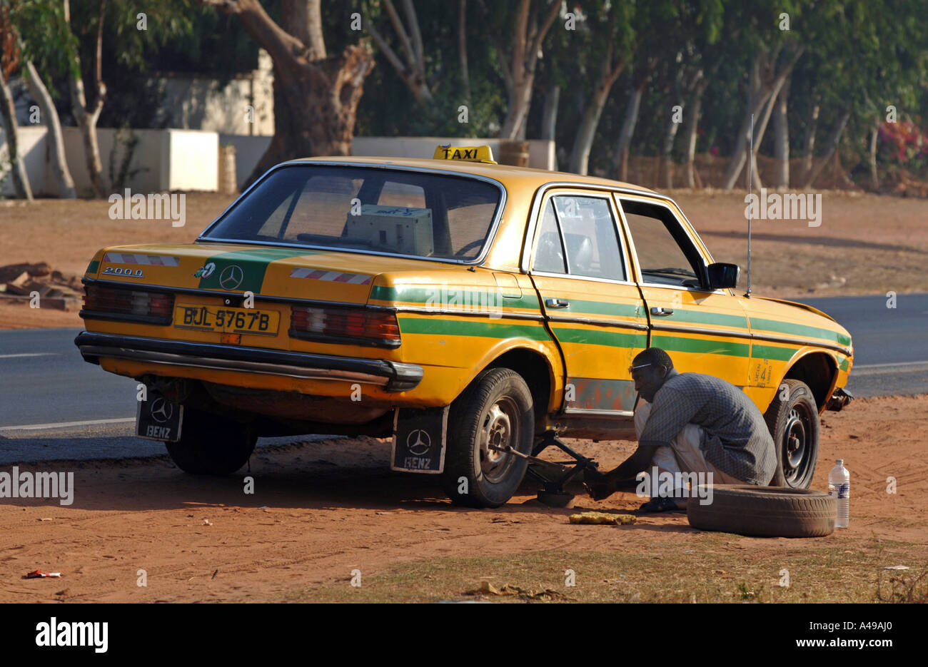 Gambia, Taxi Radwechsel Stockfoto
