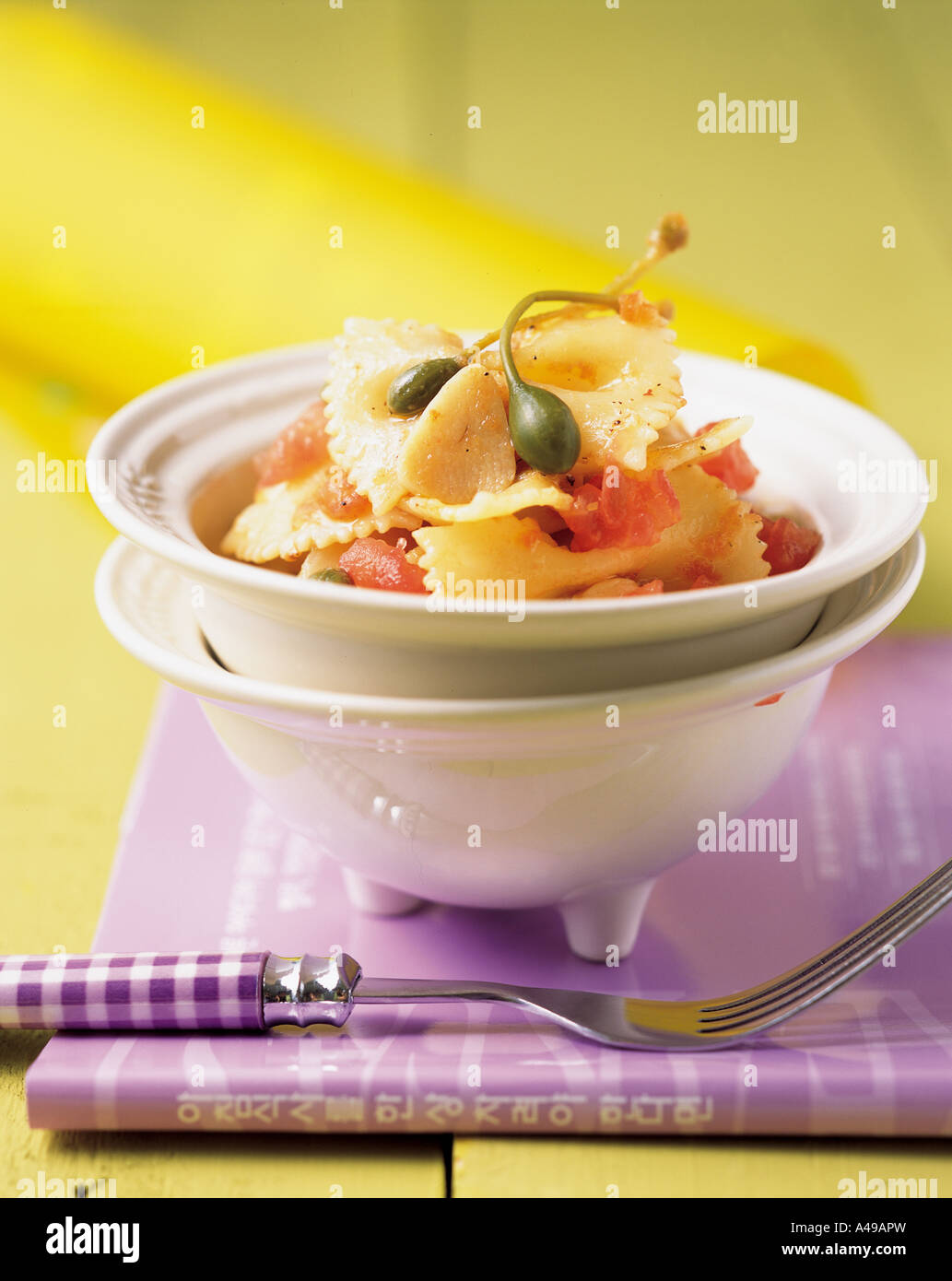 Vogelperspektive Blick auf eine Schüssel mit Farfalle Stockfoto