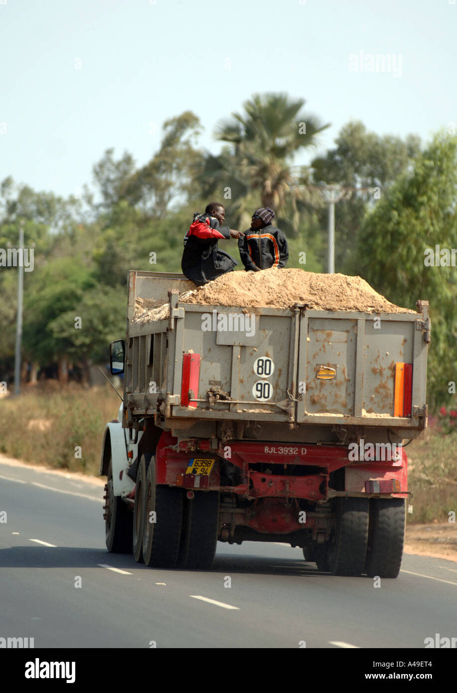 Gambia, LKW Gebäude Sand mit Passagieren trägst Stockfoto