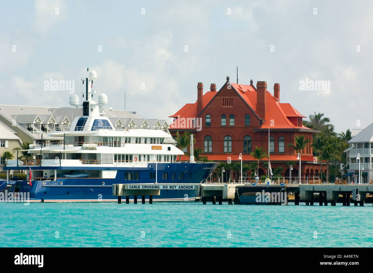 USA-Florida Keys-Schiff im Hafen Key West Museum of Art im Hintergrund Stockfoto