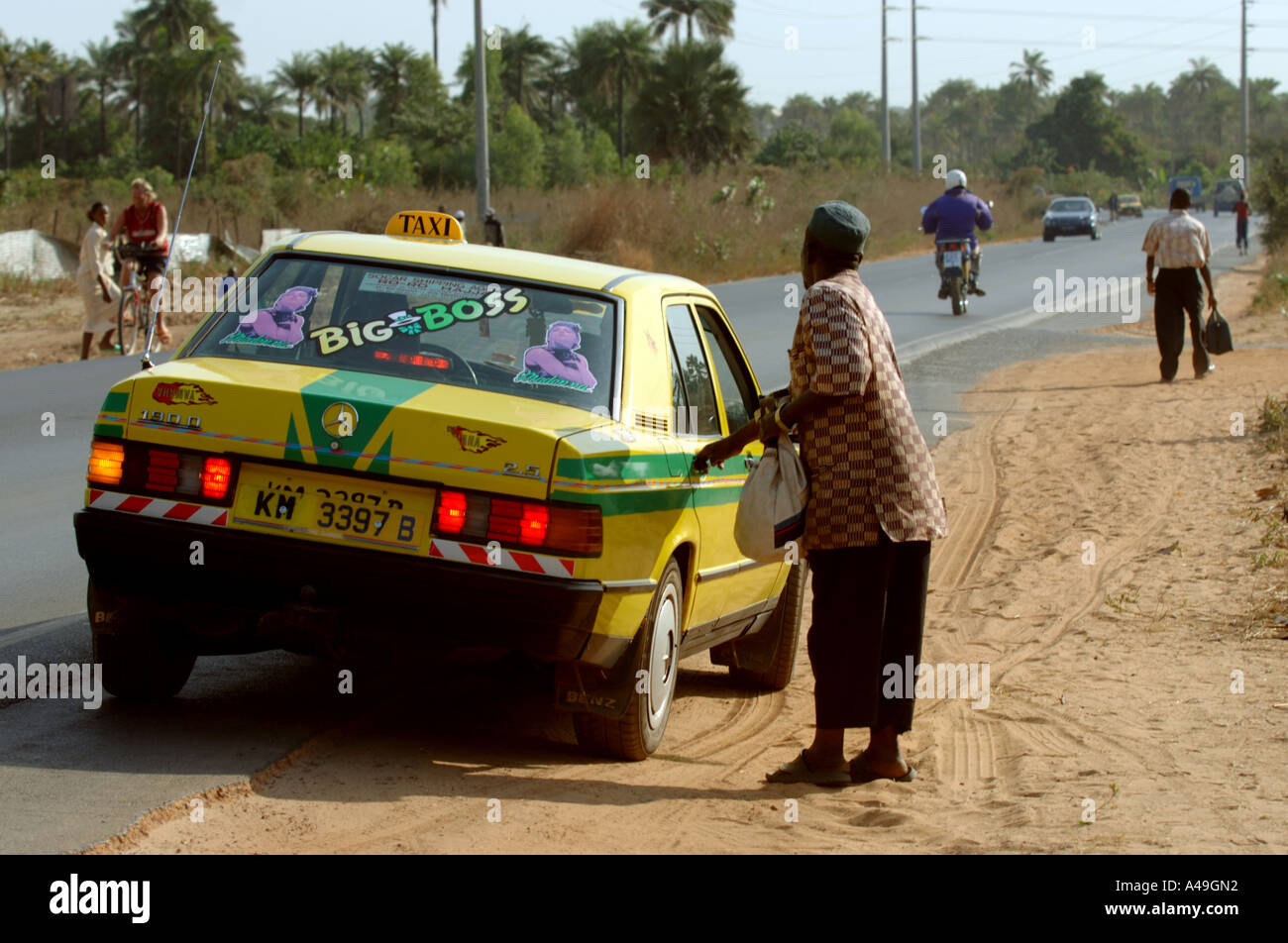 Gambia, lokalen taxi-Abholung ein Client Gambia Stockfoto