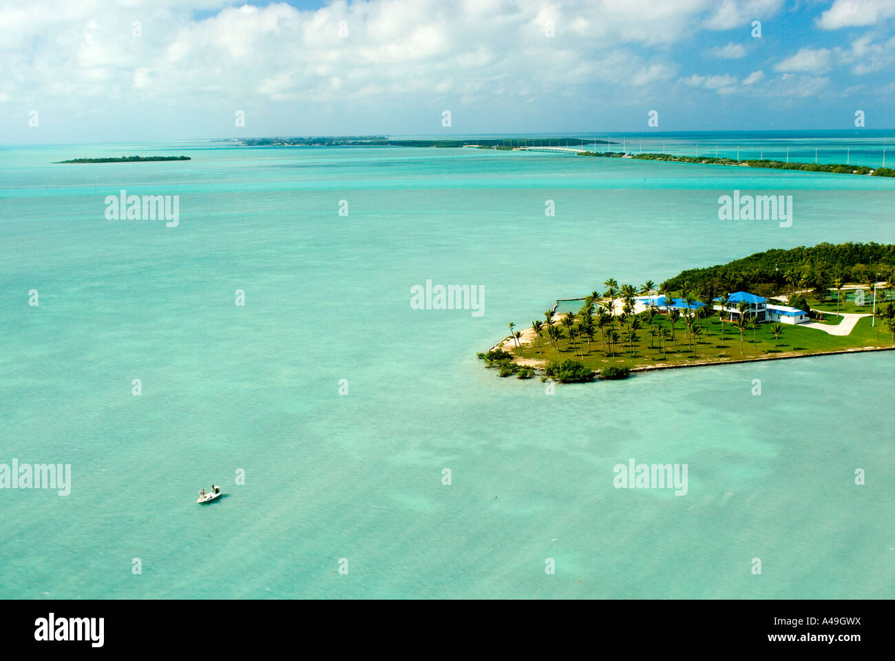 USA Florida Keys Luftbild von Paradise Island Angelboot/Fischerboot und Kanal fünf Brücke in der Nähe von Islamorada Fl Hyw 1 Stockfoto