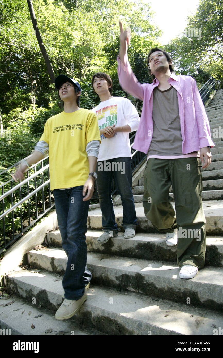 Niedrigen Winkel Ansicht von drei jungen Männern, die Treppe hinunter gehen Stockfoto