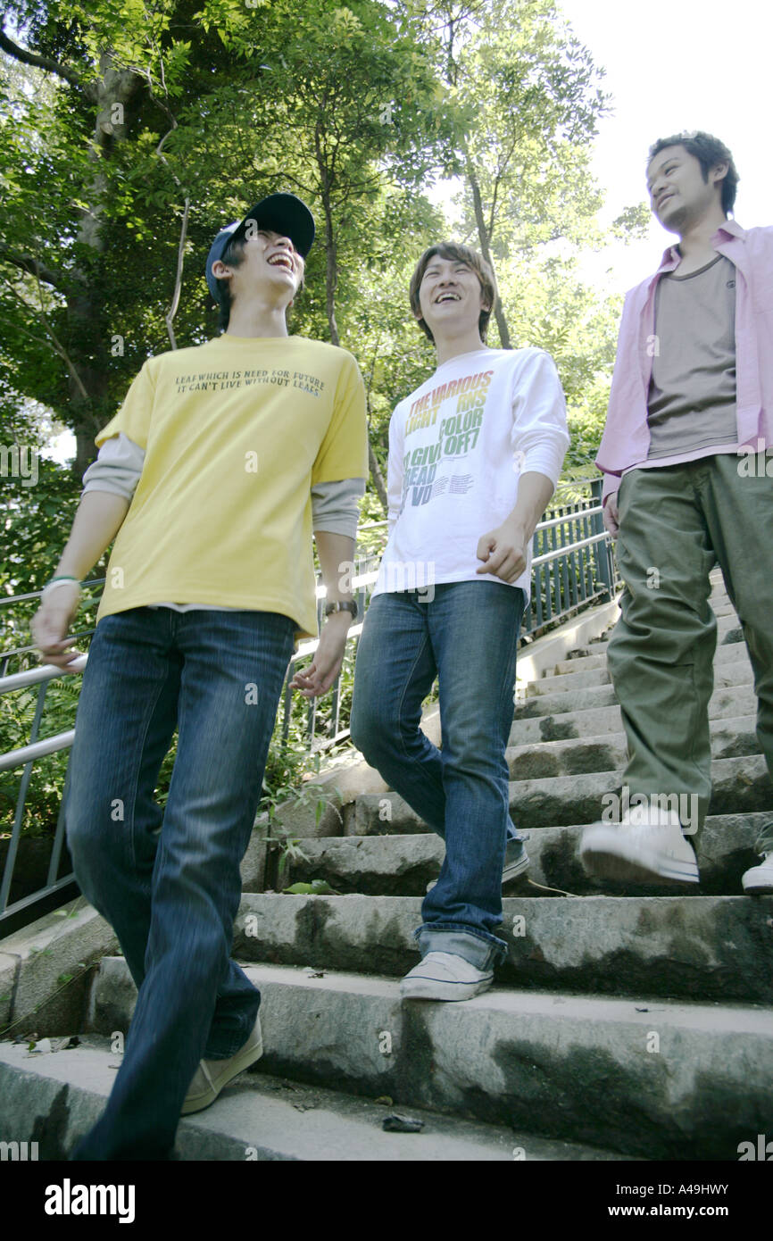 Drei junge Männer, die Treppe hinunter gehen Stockfoto