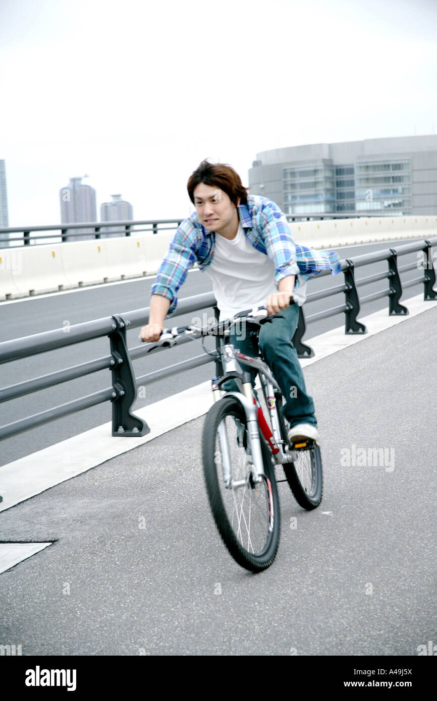 Junger Mann mit dem Fahrrad Stockfoto