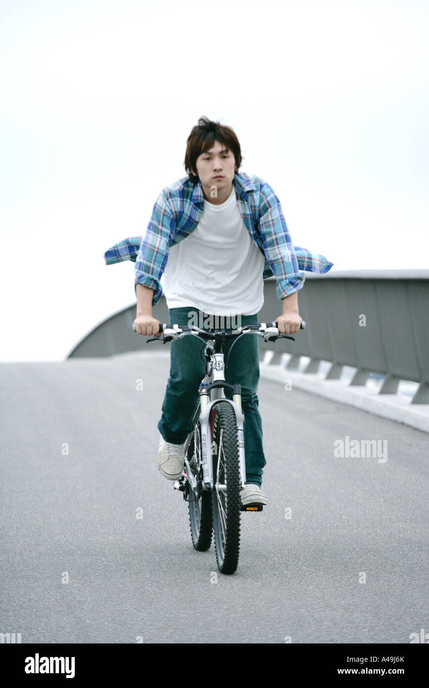 Junger Mann mit dem Fahrrad Stockfoto