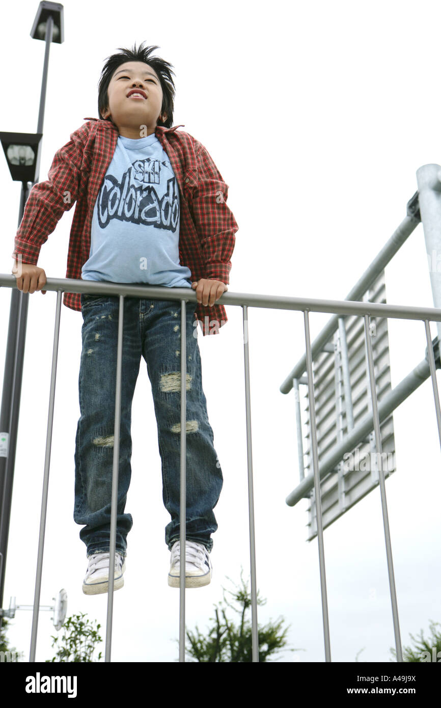 Niedrigen Winkel Ansicht eines jungen an einem Geländer gelehnt Stockfoto