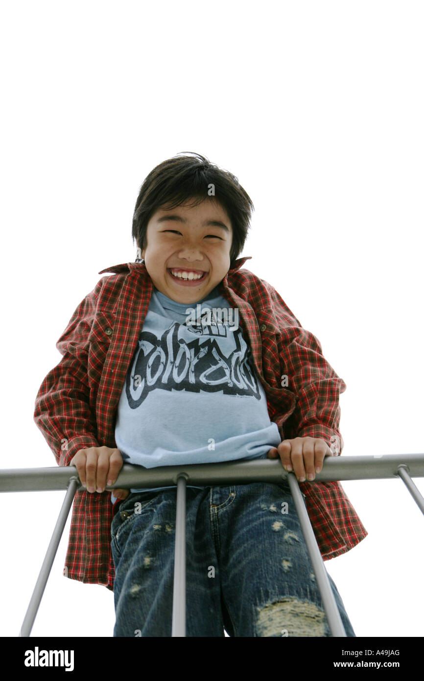 Niedrigen Winkel Ansicht eines jungen an einem Geländer gelehnt Stockfoto