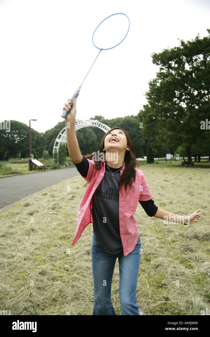 Junge Frau, die Badminton spielen Stockfoto